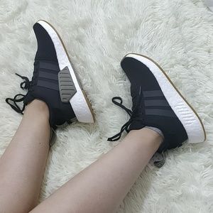 AUTHENTIC Adidas NMD R2